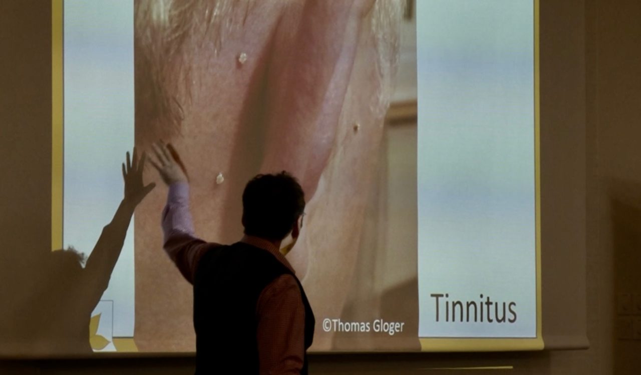 Thomas Gloger viser hvordan bigift bruges til tinitus.